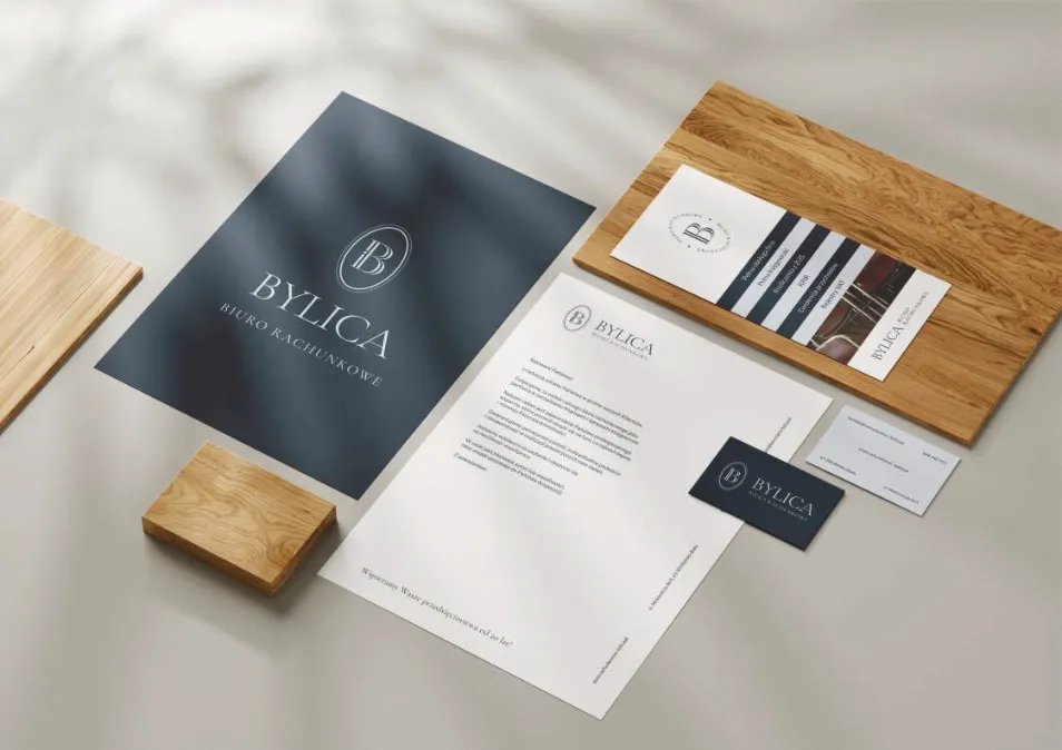 Materiały firmowe Biura Rachunkowego Bylica w Bielsku-Białej – dokumenty, wizytówki i foldery ułożone na blacie biurka